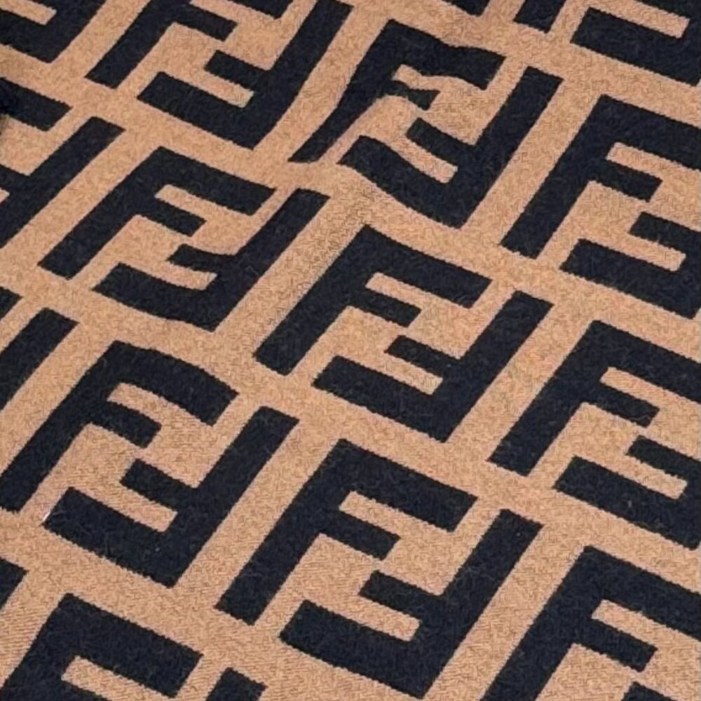 New w/ 💞 FENDI Roma Fall 2024 Reversible Shawl Brushed Poncho Scarf Wrap - Picture 5 of 8